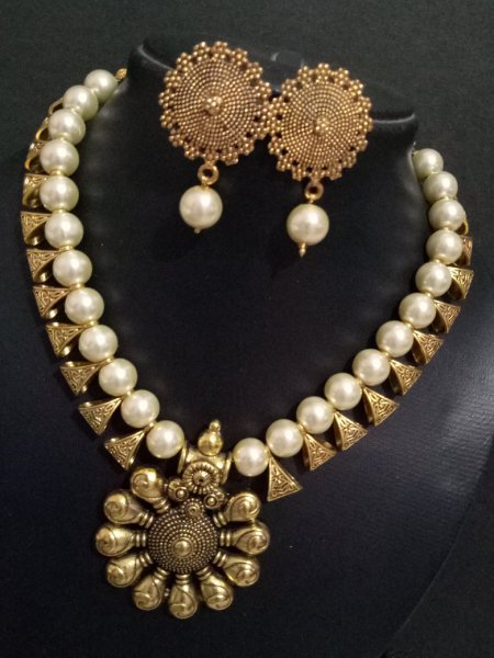 Glorious Loop Golden Necklace Set