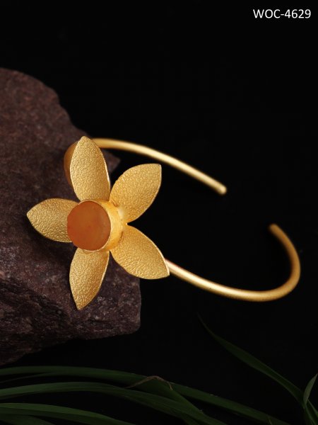 Matt golden flower bracelet
