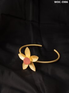 Matt golden flower bracelet